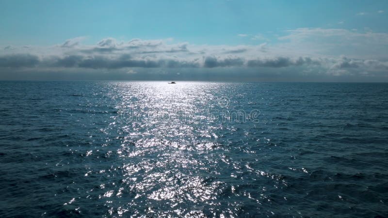 Vista aérea de la superficie del mar y barcos pesqueros metrajes