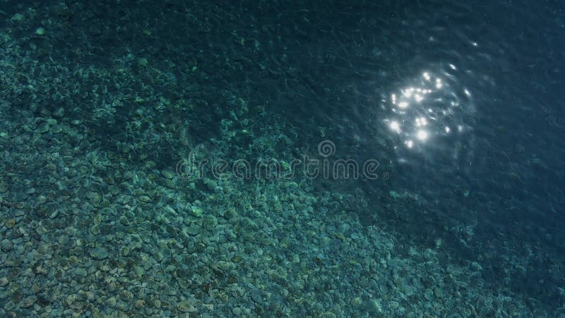 Vista aérea de la superficie del océano. fondo marino con fondo de piedra