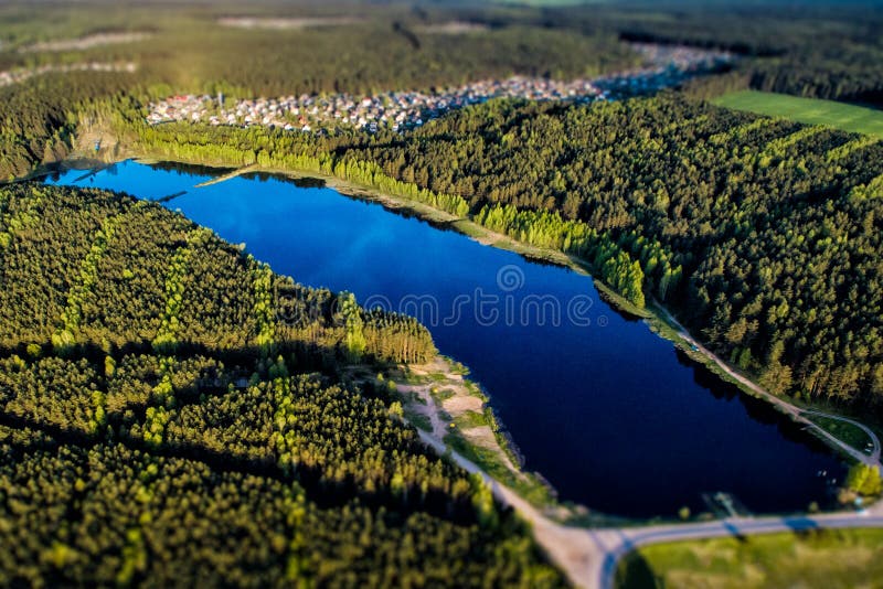 Vista aérea de la tarde hermosa en la naturaleza Bosque y lago de un abejón fotografía de archivo Vista aérea de la tarde hermosa en la naturaleza Bosque y lago de un abejón fotografía de archivo