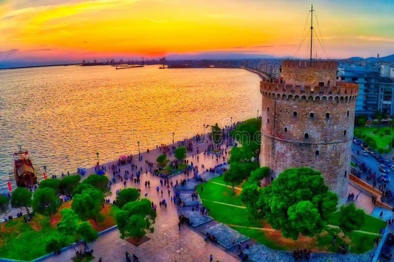 Vista aérea de la torre blanca famosa de Salónica en la puesta del sol, Gre