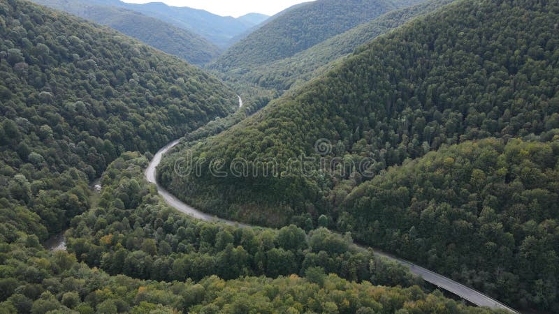 Vista aérea de las montañas carpáticas en otoño. ucrania