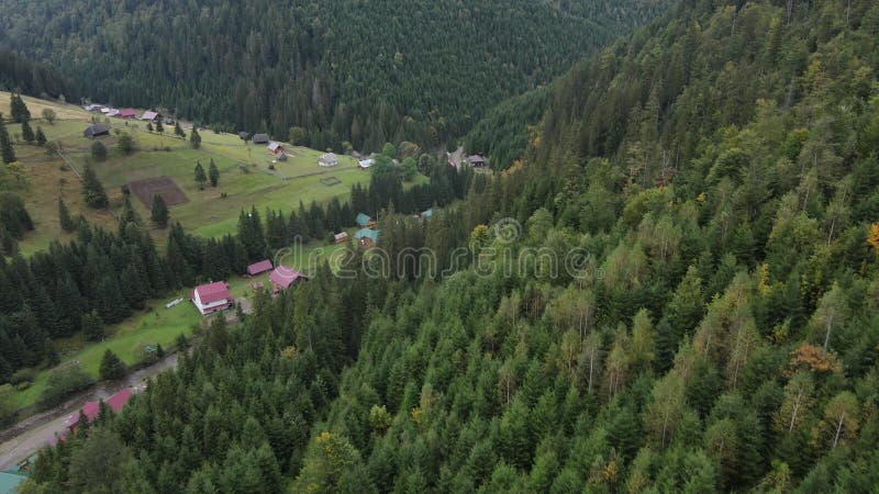 Vista aérea de las montañas carpáticas en otoño. ucrania