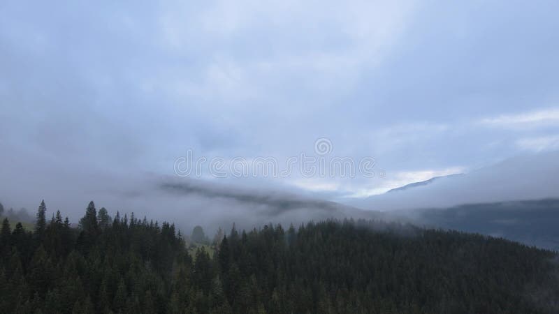 Vista aérea de las montañas carpáticas en otoño. ucrania