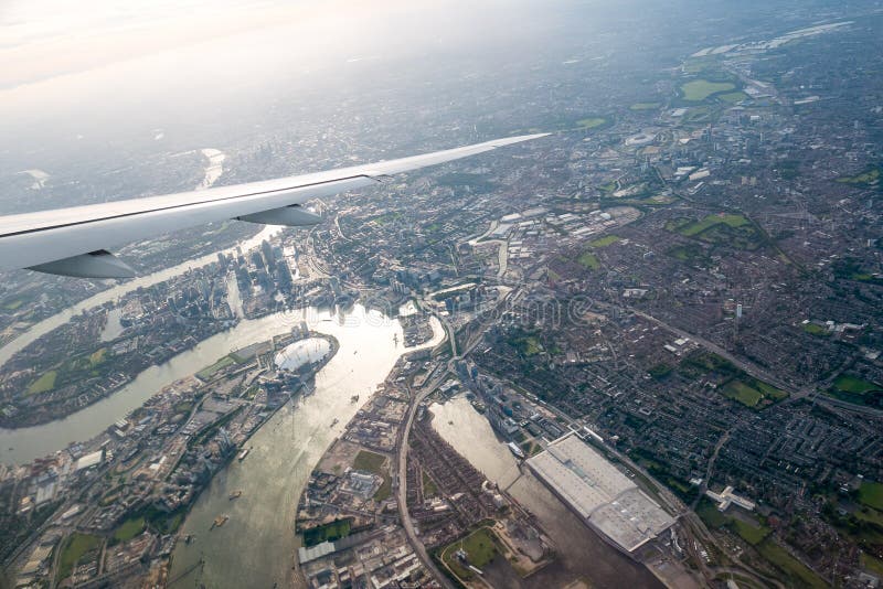 Vista aérea de Londres central através da janela do avião fotografia de stock Vista aérea de Londres central através da janela do avião fotografia de stock