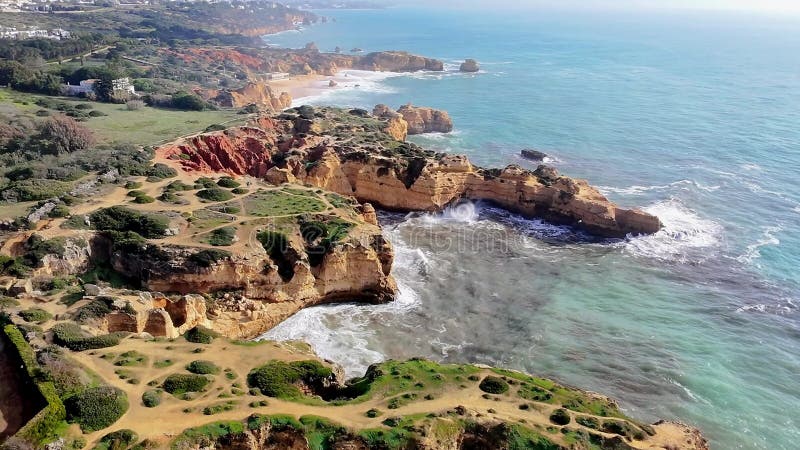 Vista aérea de los acantilados dorados y las formaciones rocosas almacen de video