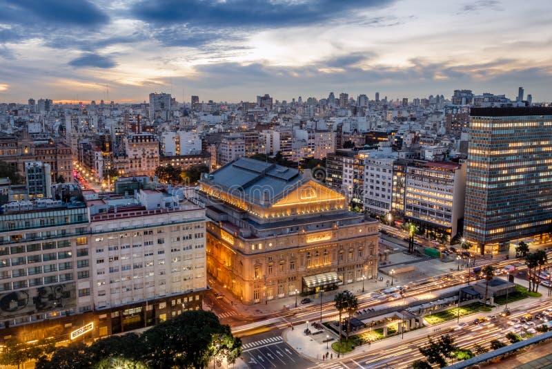 Vista aérea de los dos puntos Columbus Theatre y 9 de Julio Avenue en la puesta del sol - Buenos Aires, la Argentina de Teatro fotos de archivo Vista aérea de los dos puntos Columbus Theatre y 9 de Julio Avenue en la puesta del sol - Buenos Aires, la Argentina de Teatro fotos de archivo