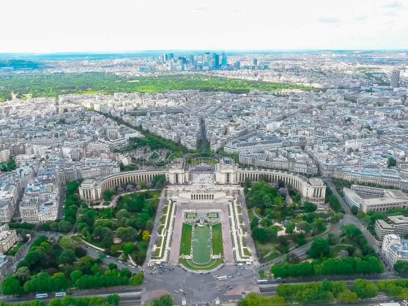Vista aérea de los Jardines Trocadéro Palais de Chaillot y La Defense desde la Torre Eiffel en ParÃs, Francia foto de archivo Vista aérea de los Jardines Trocadéro Palais de Chaillot y La Defense desde la Torre Eiffel en ParÃs, Francia foto de archivo