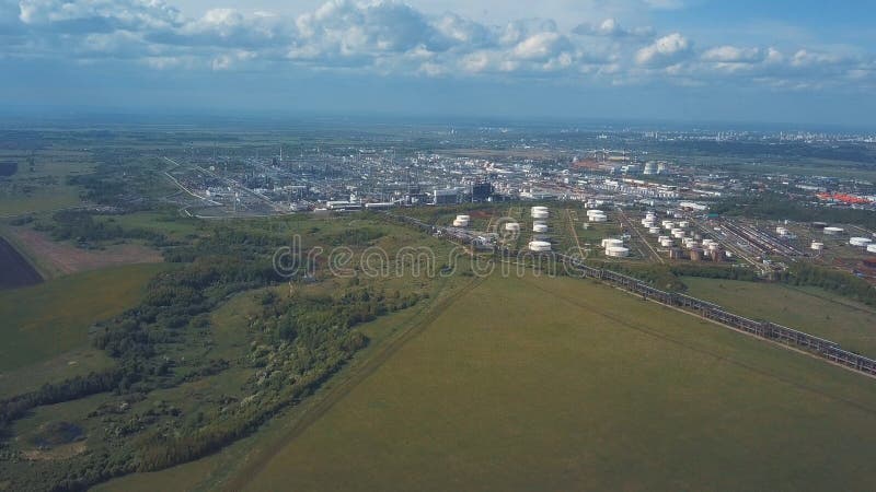 Vista aérea de los tanques de las fábricas y de la granja del tanque para el almacenamiento del petróleo a granel y de la gasolin fotografía de archivo libre de regalías Vista aérea de los tanques de las fábricas y de la granja del tanque para el almacenamiento del petróleo a granel y de la gasolin fotografía de archivo libre de regalías