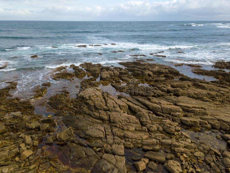 Vista aérea de ondas de oceano e da costa rochosa imagens de stock Vista aérea de ondas de oceano e da costa rochosa imagens de stock