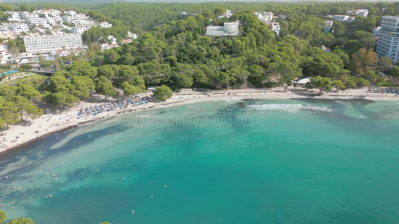 Vista aérea de Platja de Cala Galdana Menorca almacen de video
