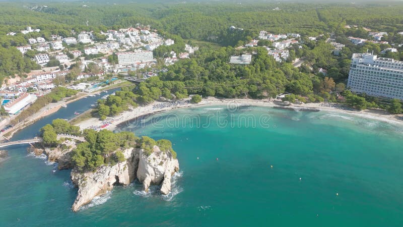 Vista aérea de Platja de Cala Galdana Menorca metrajes