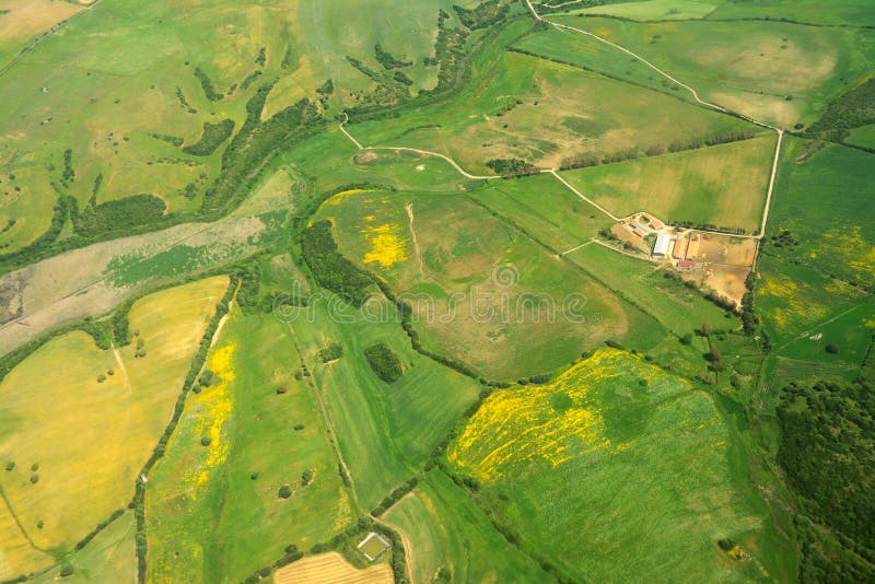 Vista aérea de prados verdes en Cerdeña