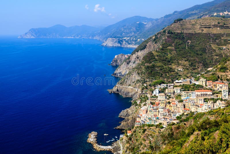 Vista aérea de Riomaggiore en Cinque Terre fotografía de archivo libre de regalías Vista aérea de Riomaggiore en Cinque Terre fotografía de archivo libre de regalías