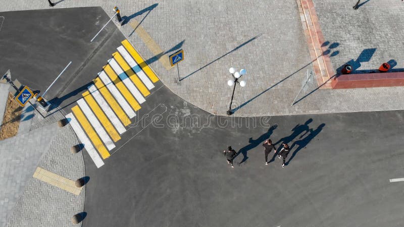 Vista a?rea de ruas urbanas Tr?s homens que andam na estrada foto de stock royalty free Vista a?rea de ruas urbanas Tr?s homens que andam na estrada foto de stock royalty free
