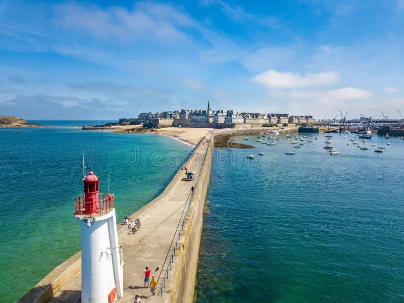 Vista aérea de Saint Malo em Brittany France com um farol no primeiro plano imagem de stock Vista aérea de Saint Malo em Brittany France com um farol no primeiro plano imagem de stock