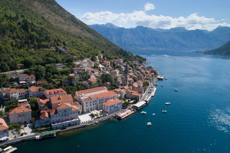 Vista aérea de St Nicholas Church em Perast, baía de Kotor foto de stock royalty free Vista aérea de St Nicholas Church em Perast, baía de Kotor foto de stock royalty free