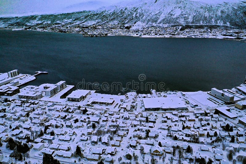 Vista aérea de Tromso Noruega septentrional imagen de archivo Vista aérea de Tromso Noruega septentrional imagen de archivo