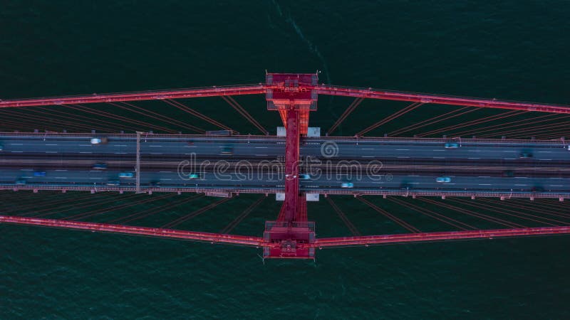 Vista aérea aérea de tráfico de coches concurridos a través de ponte 25 de abril puente rojo en lisboa portugal metrajes