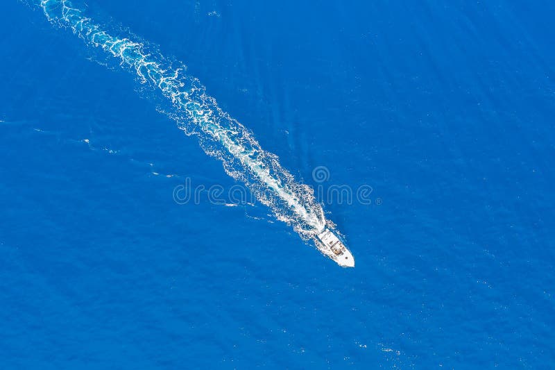 Vista aérea de um barco a motor em Grécia fotografia de stock Vista aérea de um barco a motor em Grécia fotografia de stock