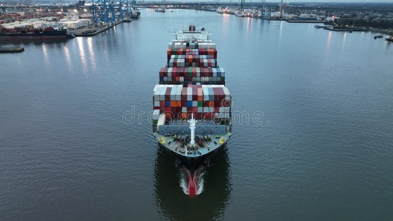 Vista aérea de um navio de carga contentor que sai do porto