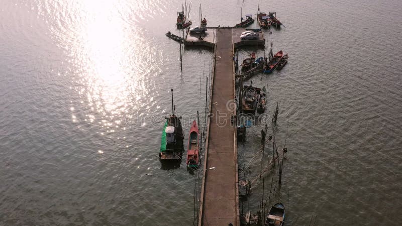 Vista aérea de um navio de pesca marítimo em Chonburi, Tailândia