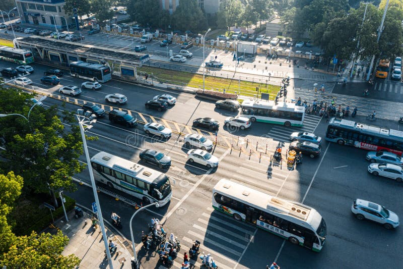 Vista aérea de uma rua movimentada em wuhan china com numerosos veículos e peões imagem de stock