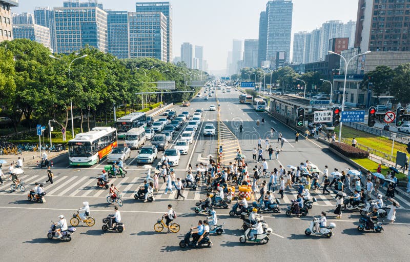 Vista aérea de uma rua movimentada em wuhan china com numerosos veículos e peões foto de stock