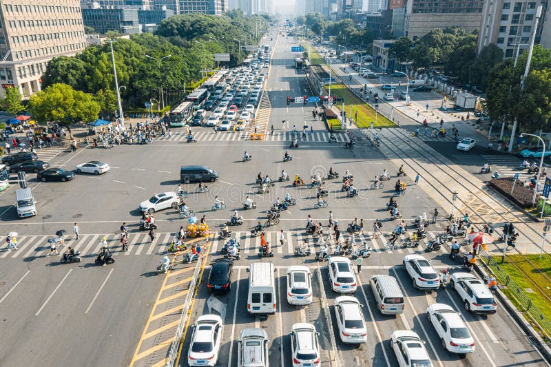 Vista aérea de uma rua movimentada em wuhan china com numerosos veículos e peões imagens de stock royalty free
