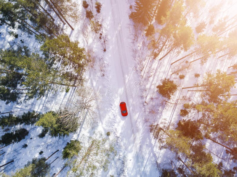Vista aérea de un coche rojo en el camino blanco del invierno Campo del paisaje del invierno Fotografía aérea del bosque nevoso c fotos de archivo Vista aérea de un coche rojo en el camino blanco del invierno Campo del paisaje del invierno Fotografía aérea del bosque nevoso c fotos de archivo
