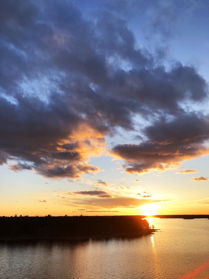 Vista aérea de un fondo del cielo de la puesta del sol El cielo dramático aéreo de la puesta del sol del oro con el cielo de la t fotos de archivo Vista aérea de un fondo del cielo de la puesta del sol El cielo dramático aéreo de la puesta del sol del oro con el cielo de la t fotos de archivo