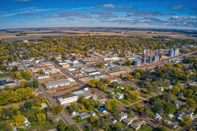 Vista aérea de un pequeño pueblo con silos industriales y casas. imagen de archivo