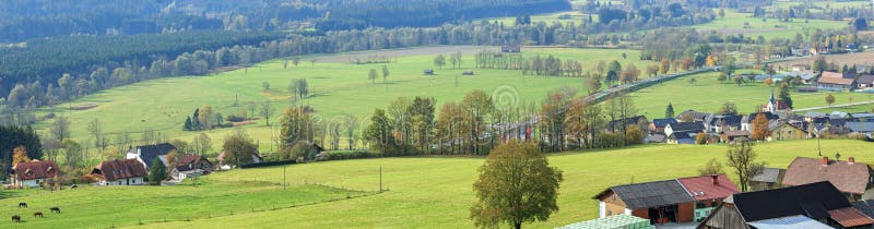 Vista aérea de un pequeño pueblo en un valle rodeado por las montañas en un día soleado del otoño Estiria, Austria fotos de archivo Vista aérea de un pequeño pueblo en un valle rodeado por las montañas en un día soleado del otoño Estiria, Austria fotos de archivo