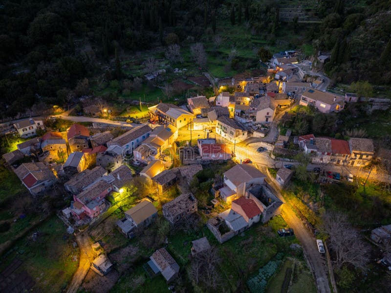 Vista aérea de un pueblo iluminado al atardecer. foto de archivo
