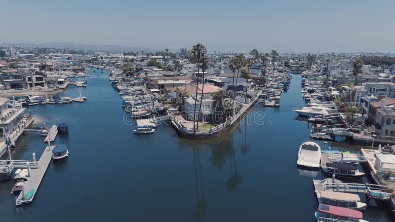 Vista aérea de una ciudad costera muestra filas de casas y puerto deportivo. almacen de video