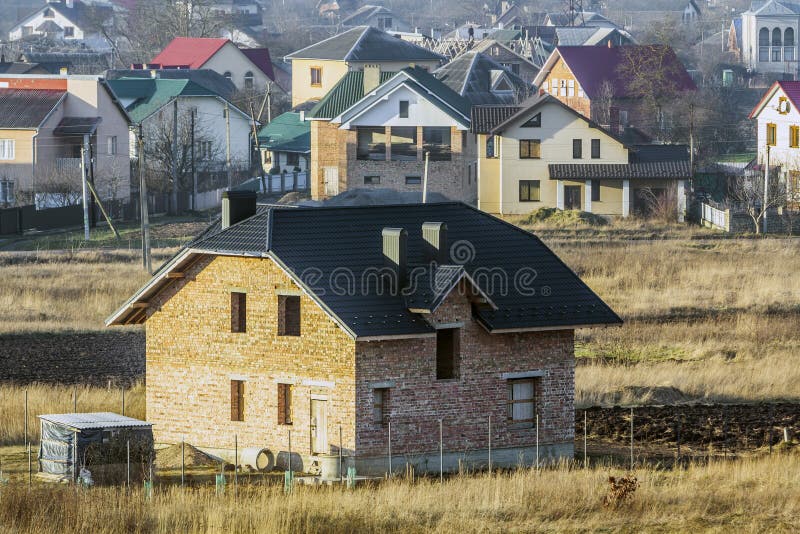 Vista aérea de una nueva casa residencial moderna bajo construcción Concepto del desarrollo inmobiliario Propiedad privada con la imagenes de archivo Vista aérea de una nueva casa residencial moderna bajo construcción Concepto del desarrollo inmobiliario Propiedad privada con la imagenes de archivo