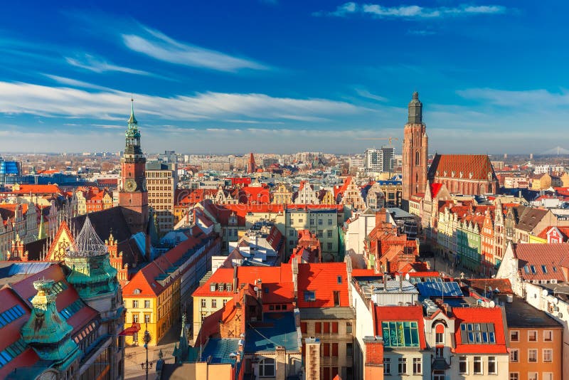 Vista aérea de Wroclaw na manhã imagens de stock Vista aérea de Wroclaw na manhã imagens de stock