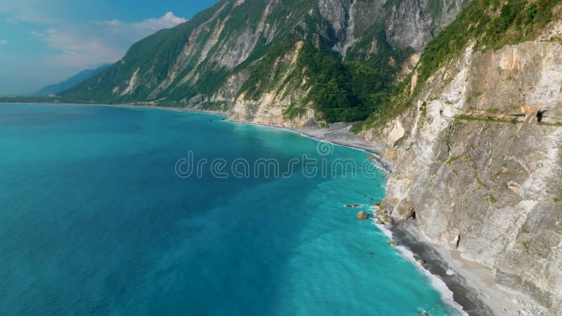Vista aérea del acantilado Qingshui en el Parque Nacional de Taroko Taiwán. almacen de metraje de vídeo