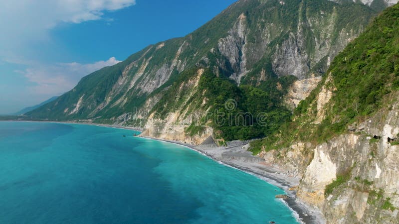 Vista aérea del acantilado Qingshui en el Parque Nacional de Taroko Taiwán almacen de metraje de vídeo