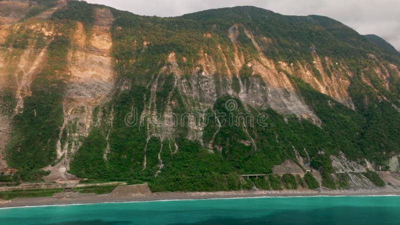 Vista aérea del acantilado Qingshui en el Parque Nacional de Taroko Taiwán metrajes