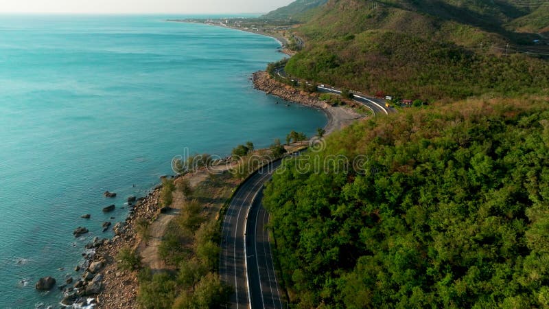 Vista aérea del automóvil en la carretera costera de Taiwán metrajes