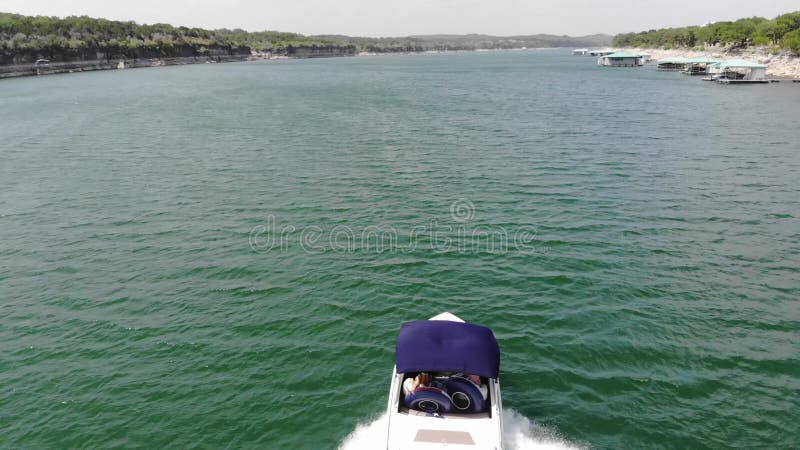 Vista aérea del barco de la velocidad en el lago en el verano