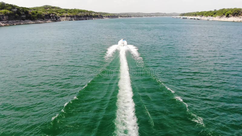 Vista aérea del barco de la velocidad en el lago en el verano