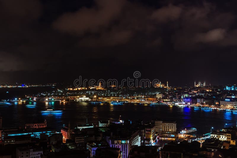 Vista aérea del Bosphorus de la torre de Galata en la noche imagen de archivo libre de regalías Vista aérea del Bosphorus de la torre de Galata en la noche imagen de archivo libre de regalías