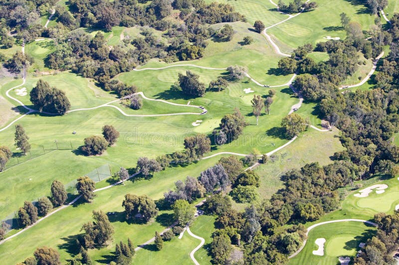 Vista aérea del campo de golf del club de campo del mesón del valle de Ojai en Ventura County, Ojai, California foto de archivo libre de regalías Vista aérea del campo de golf del club de campo del mesón del valle de Ojai en Ventura County, Ojai, California foto de archivo libre de regalías