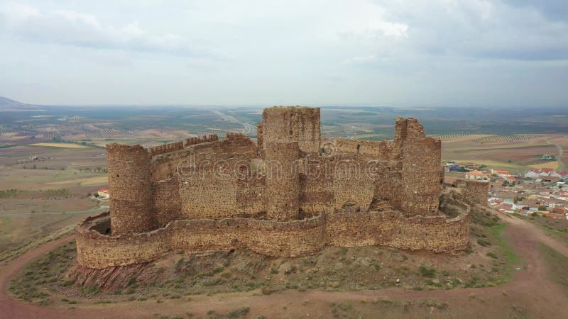 Vista aérea del Castillo medieval de Almonacid de Toledo España metrajes