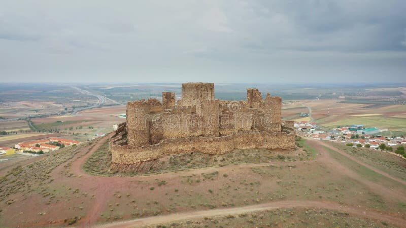 Vista aérea del Castillo medieval de Almonacid de Toledo España metrajes