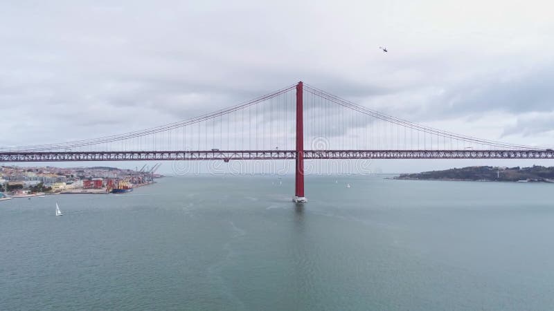 Vista aérea del famoso puente del 25 de abril en el río Tejo en Lisboa