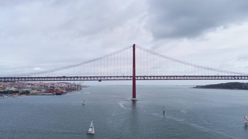 Vista aérea del famoso puente del 25 de abril en el río Tejo en Lisboa