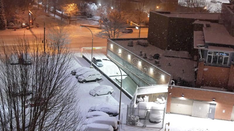 Vista aérea del flujo de tráfico y estacionamiento en la fría noche de invierno de nieve ventilado