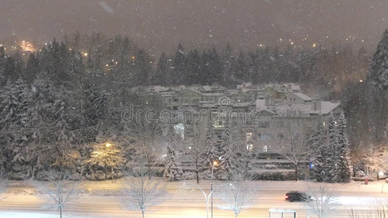 Vista aérea del flujo de tráfico y estacionamiento en la fría noche de invierno de nieve ventilado